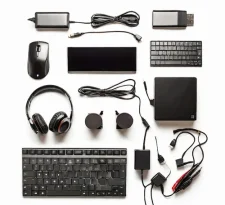 accessoires-informatiques-isoles-fond-blanc_621955-44010